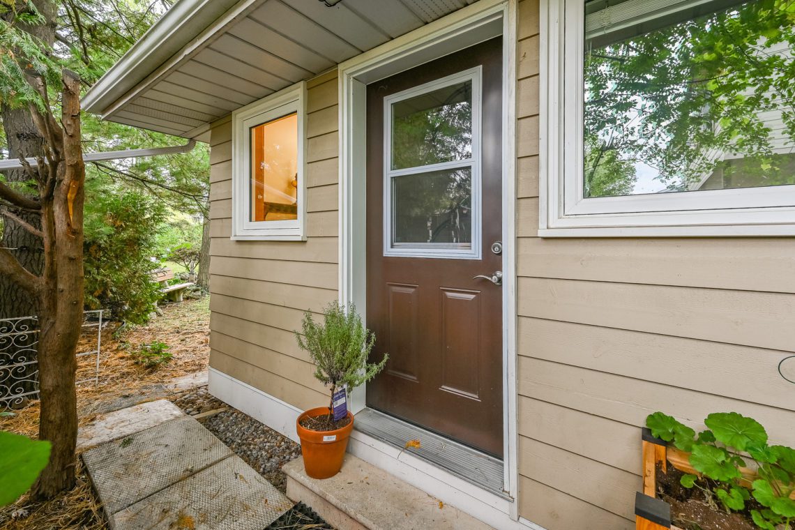 2277 Fassel Avenue | Burlington | Entry