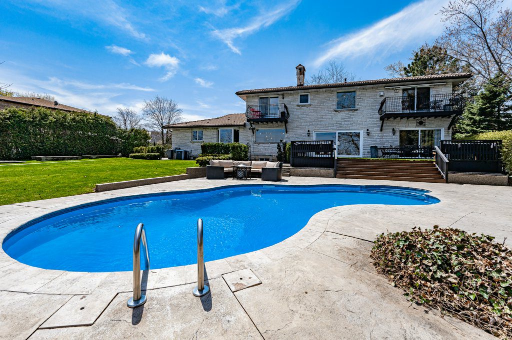 31 Hilts Dr. Stoney Creek. Stunning Pool